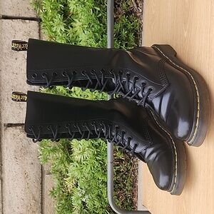 DR Martens 11856 Air Cushion Soles Black Leather Lace-Up Boots Size 7